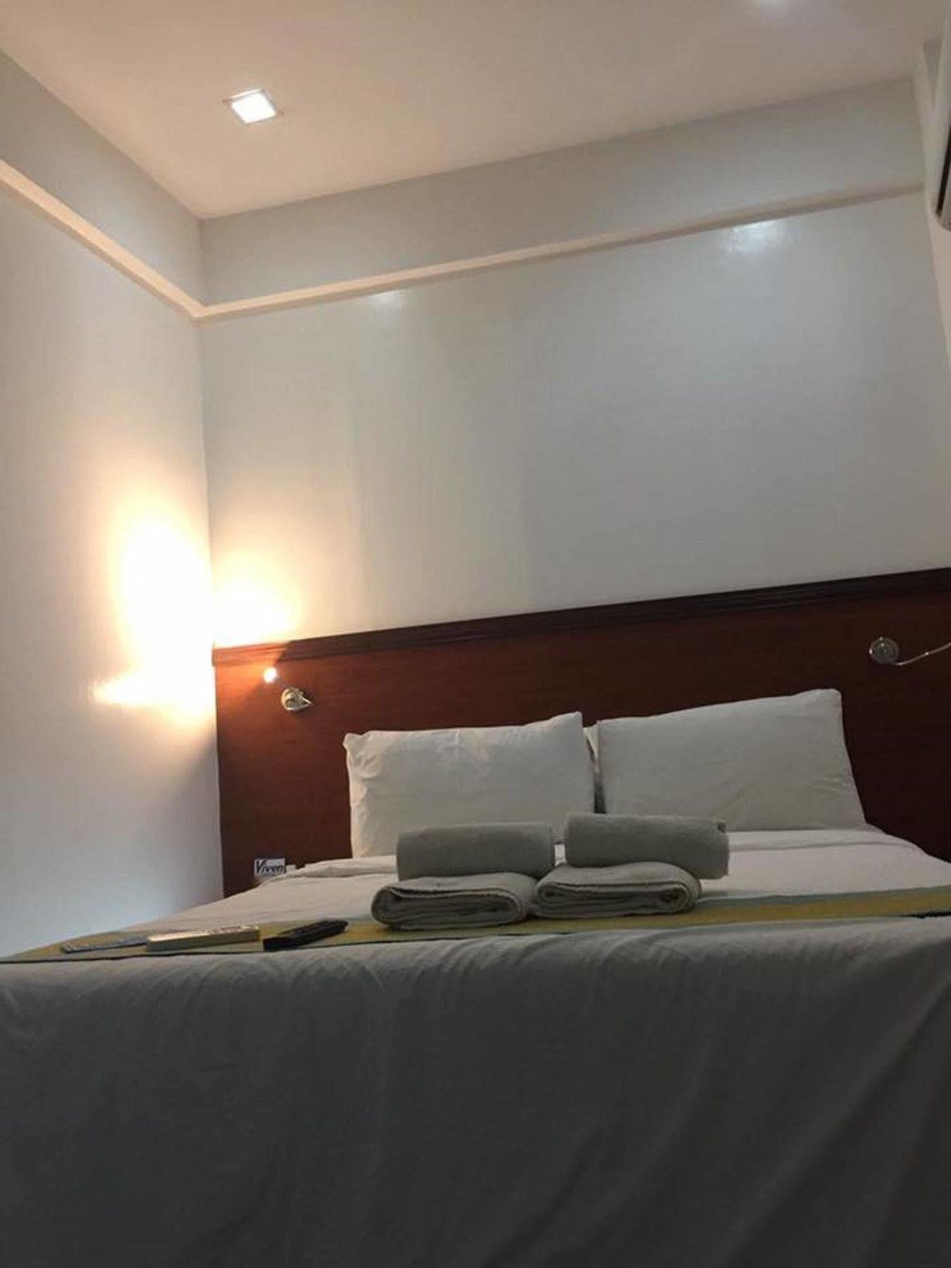 Viven Hotel Laoag Ngoại thất bức ảnh